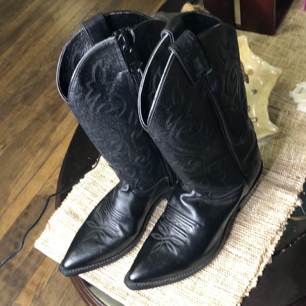 Style Justin, classic black pair of western Justin boots, 9 1/2